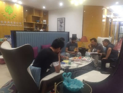 老外在展廳